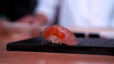 日本料理手握美食素材视频的预览图